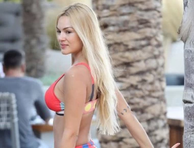 Η Βίκυ Κάβουρα «κολάζει» τους θαυμαστές της με τις πόζες της (φώτο)